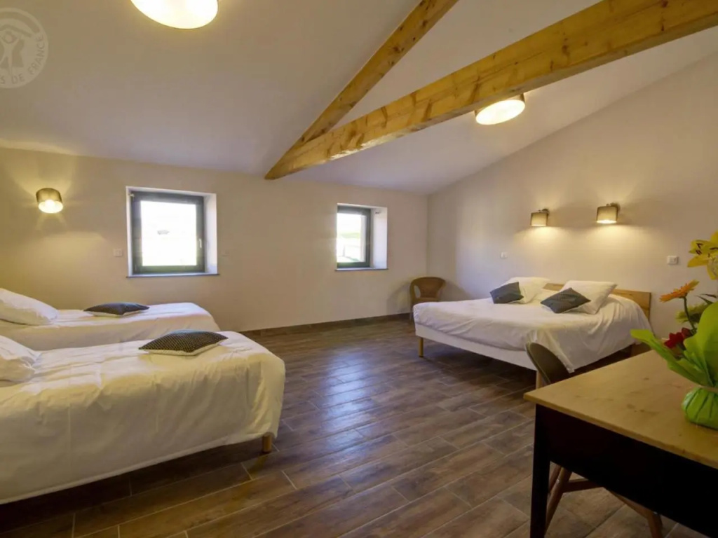 Gîte spacieux avec espace extérieur et jacuzzi à Montchal - FR-1-496-234
