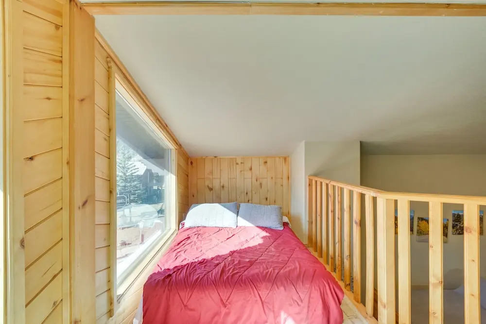Stunning Red River Retreat Next to Ski Lift!