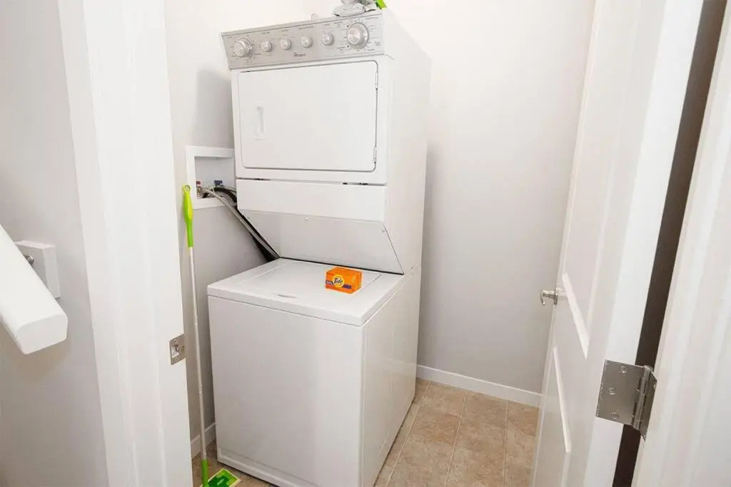 Modern and Comfortable Townhouse in South Winnipeg