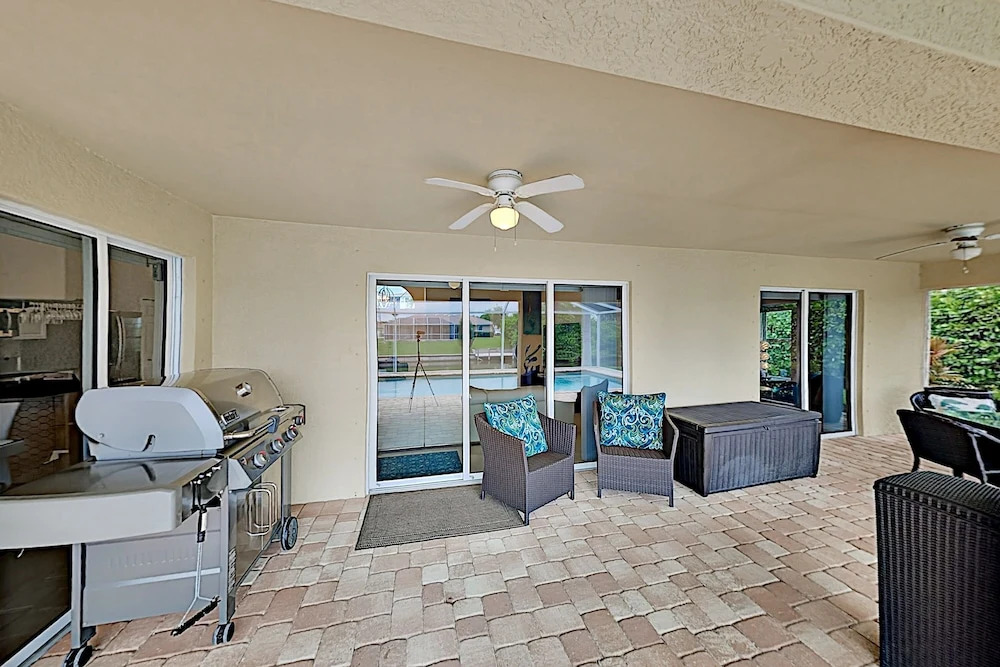 Tropical W/ Screened Lanai, Saltwater Pool 4 Bedroom Home