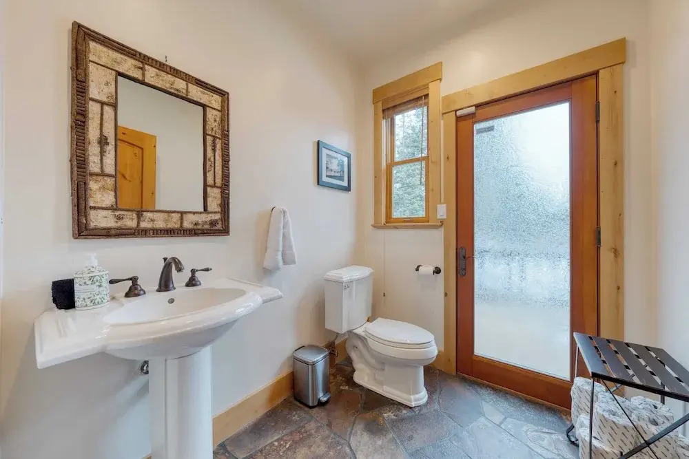 5 Mins to Ski Resort Ping Pong, Pool Table, Deck Donner Ridge by Avantstay