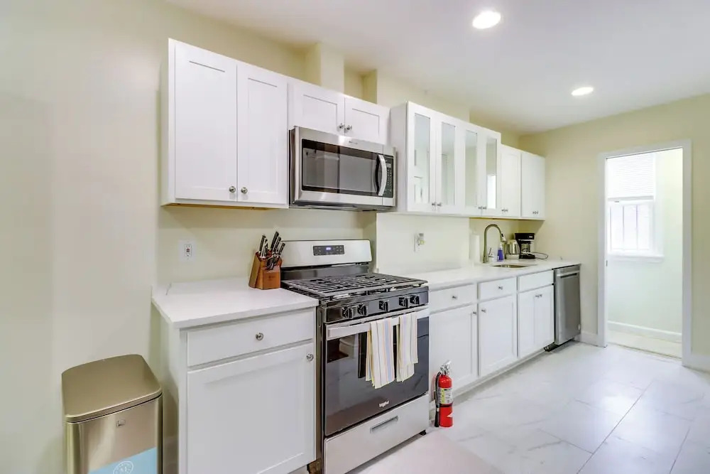 2 Mi to National Mall: DC Townhome