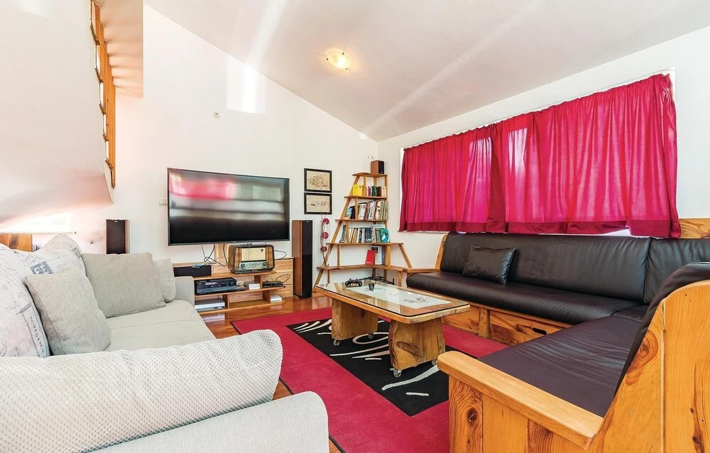Amazing Home In Liznjan
