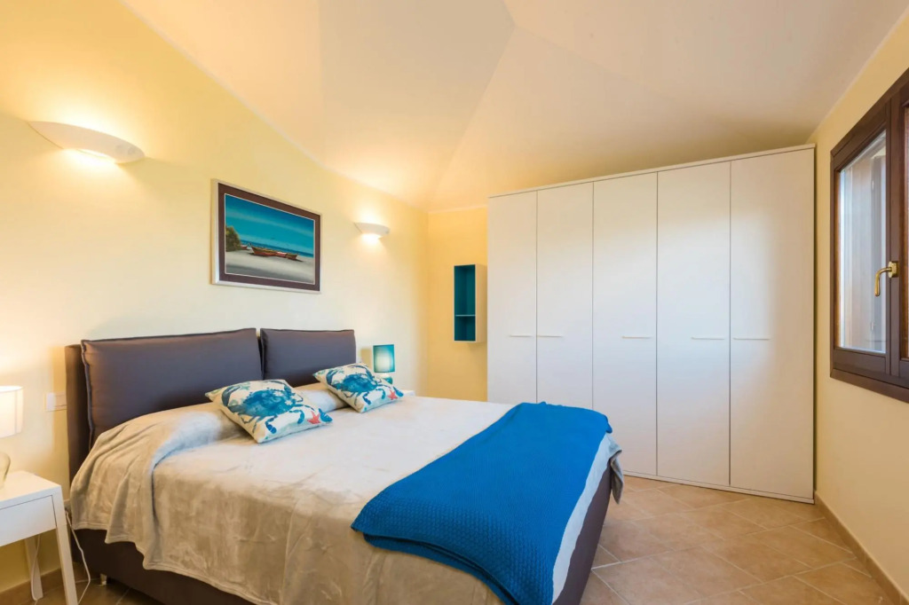 It has 3 bedrooms ( two double and one with two single beds ), two bathrooms, living room, kitchen,-PERLACEA 34