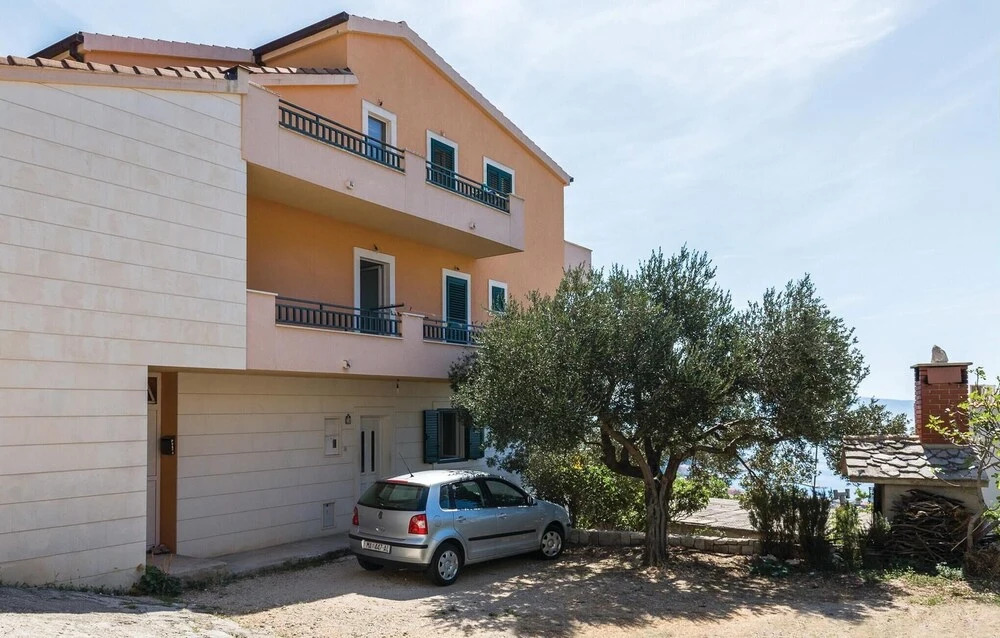 Awesome Apartment in Makarska With 3 Bedrooms and Wifi