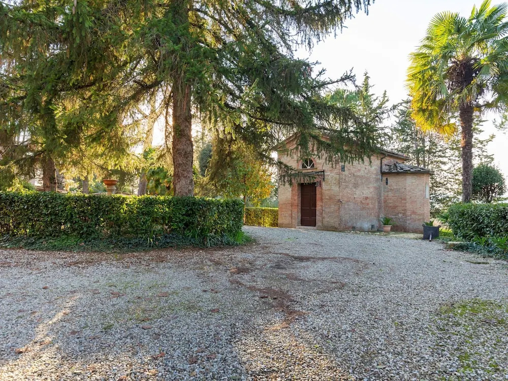 Quaint Holiday Home in Siena with Hot Tub