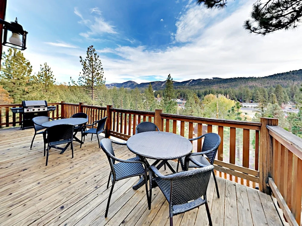 Lake House W/ Decks & Hot Tub 3 Bedroom Cabin