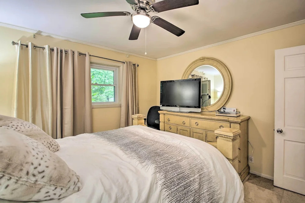 3 Mi to Oaklawn Racing Casino: Spacious Home