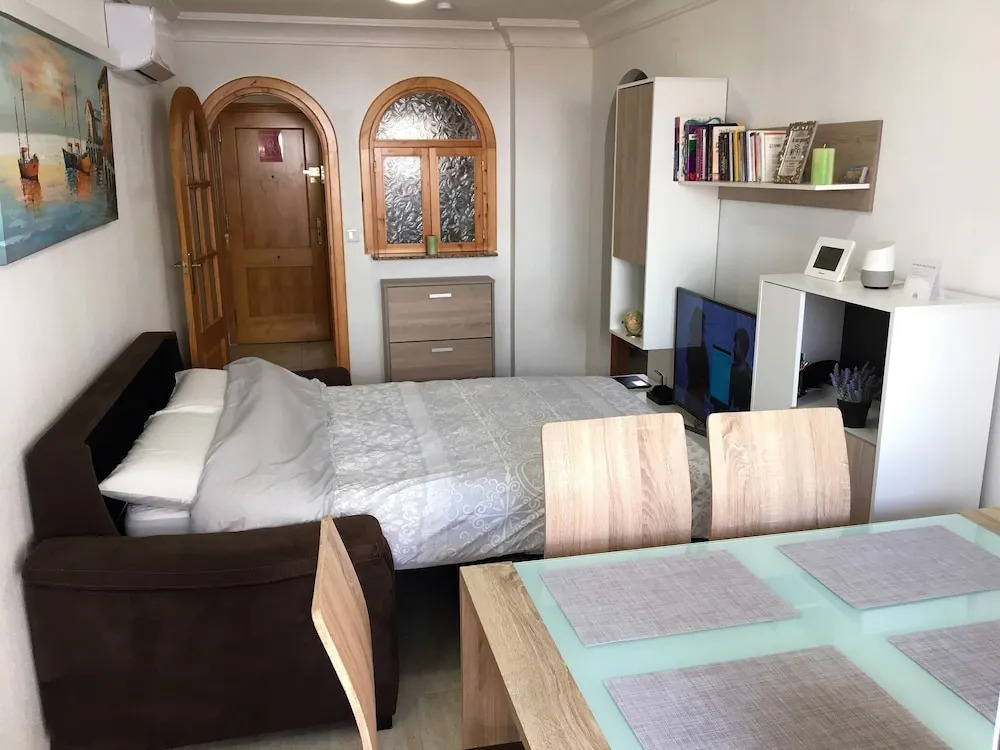Sunny Holiday Apartment