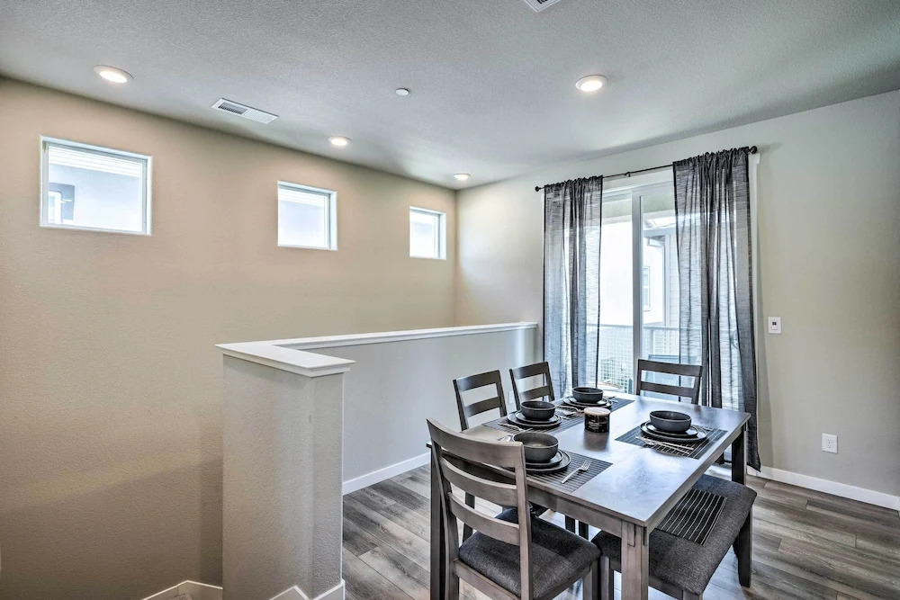 Pet-friendly Elk Grove Retreat w/ Balcony!