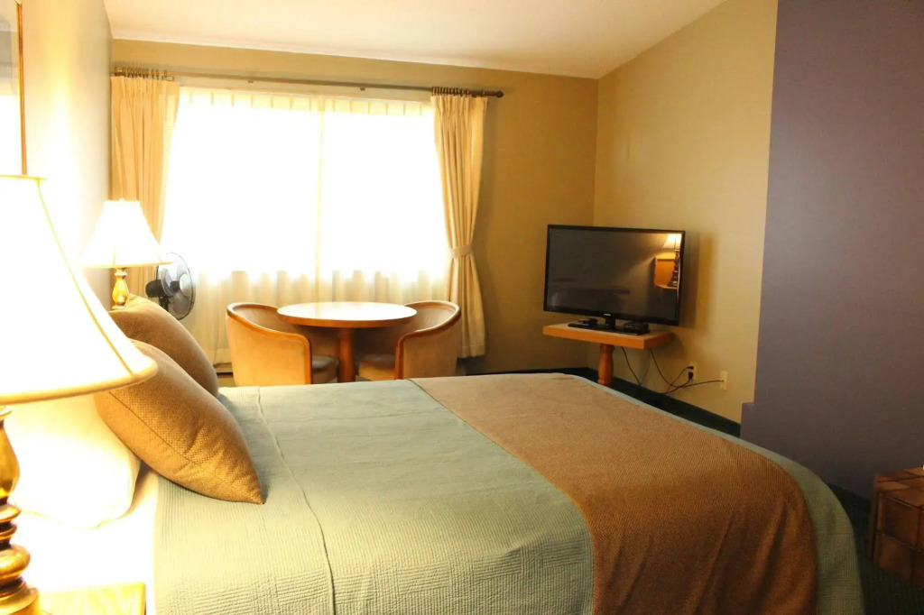 Sunshine Lodge Inn