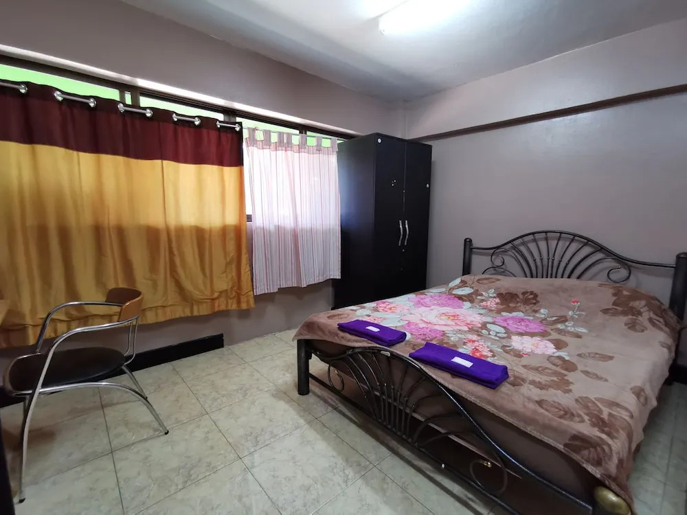 OYO Flight Hut Hotel