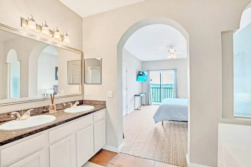 Stylish 3BR Suite with Swimming Pool - Near Disney