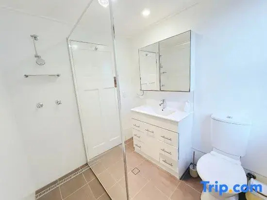 Walk to Southbank & Brisbane City | Art Deco House