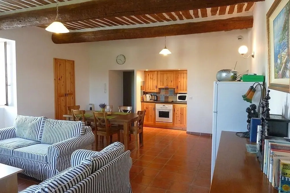Large Ground Floor Apartment With 2 Bedrooms And A Big Terrace
