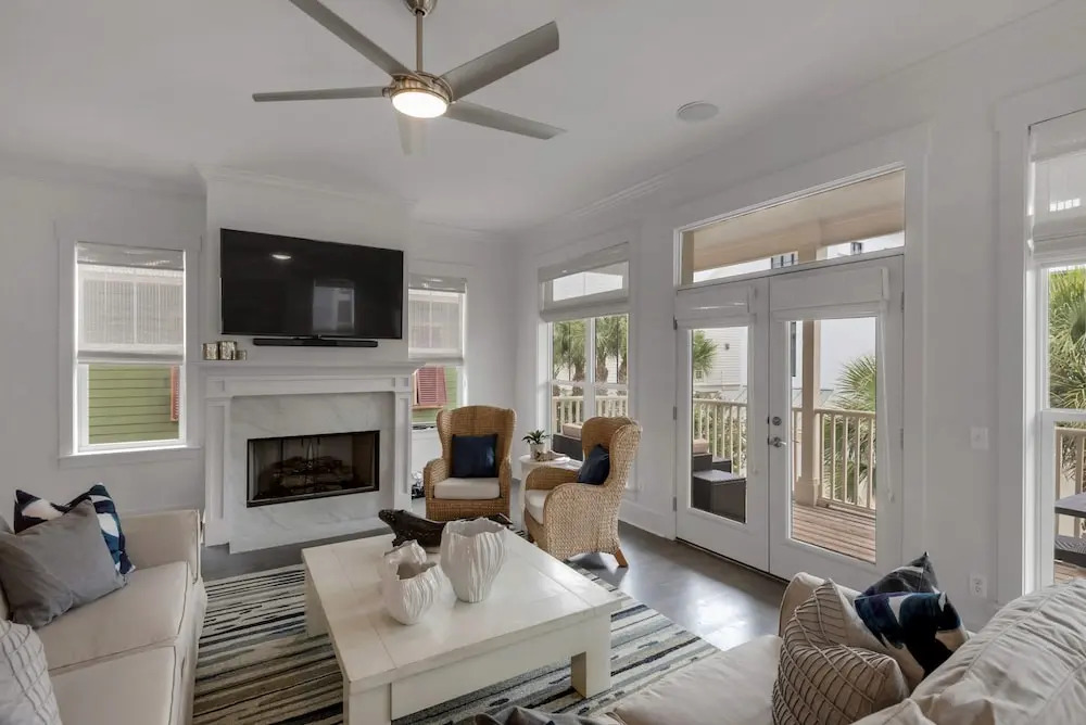 Beach House w Private Pool Near Shops Dining