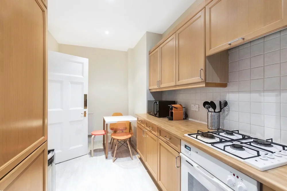 Club Living - Baker Street Apartments