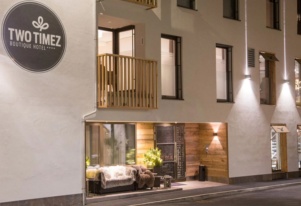 TWO TIMEZ - Boutique Hotel - with AC