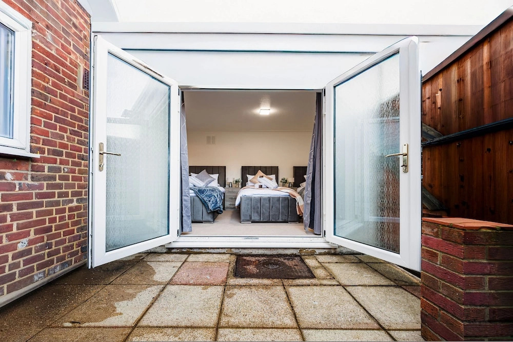 5 min to Heathrow Sleeps 15 Free Parking For 2