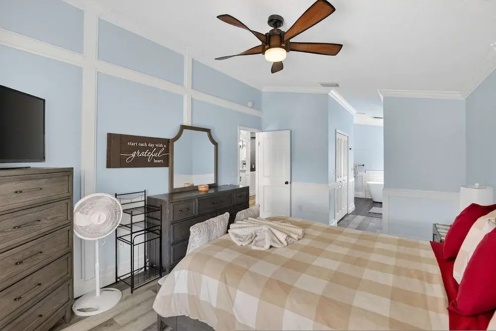 Lakefront 4-bedroom Home With Pool