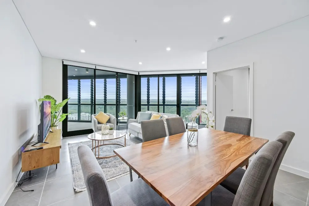 HomeHotel Luxury Apt with Shopping Mall Downstairs
