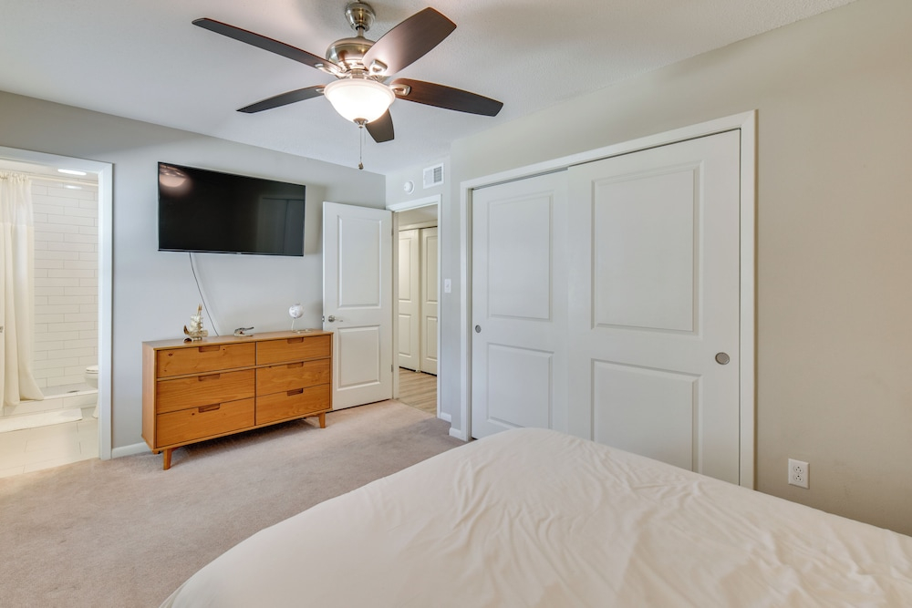 Spacious Fort Walton Beach Home ~ 2 Mi to Beach!