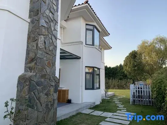 Qinyuan Lake View Pool Villa