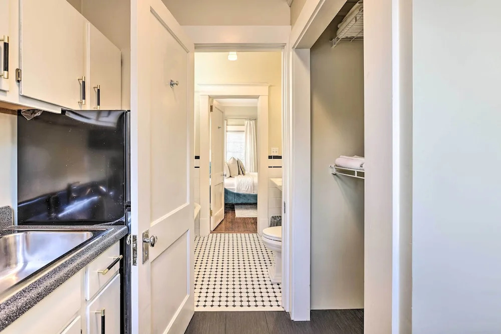 Bright Apartment 3 Mi to Downtown Birmingham!