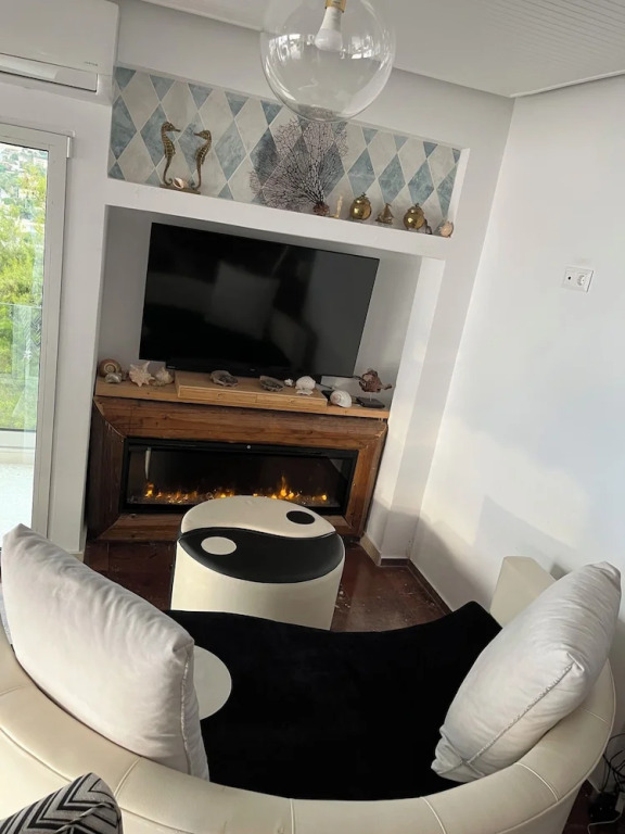 Luxurious 2-bed Seaside Apartment in Saronida