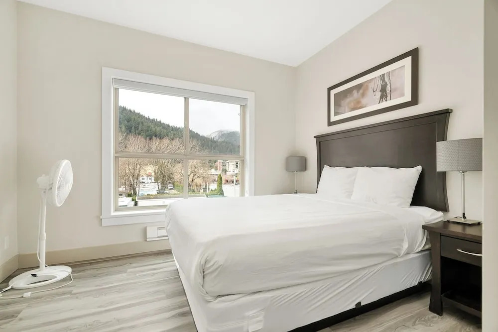 Harmony Haven 2BR Lakefront Suite
