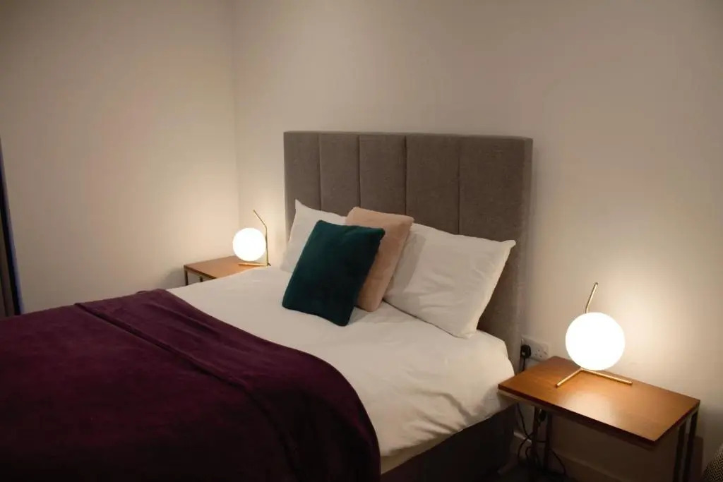 whats she want-- 2beds 2bath apartment