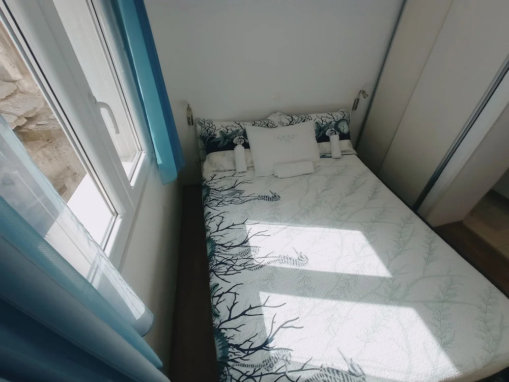 Sea-view Apartment - Sleeps 4, Parking & Balcony