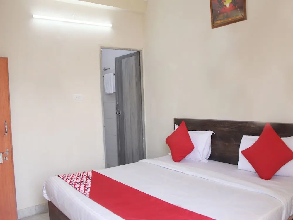 OYO 12956 Royal Hotel