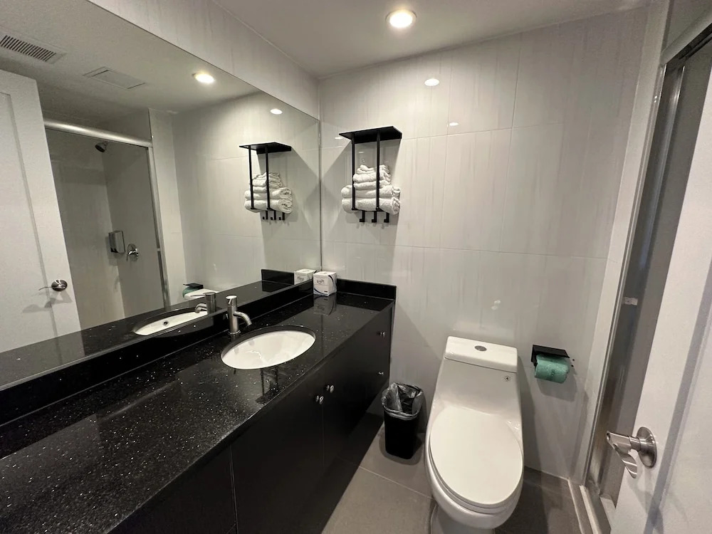 Regal Inn & Suites New York LaGuardia Hotel
