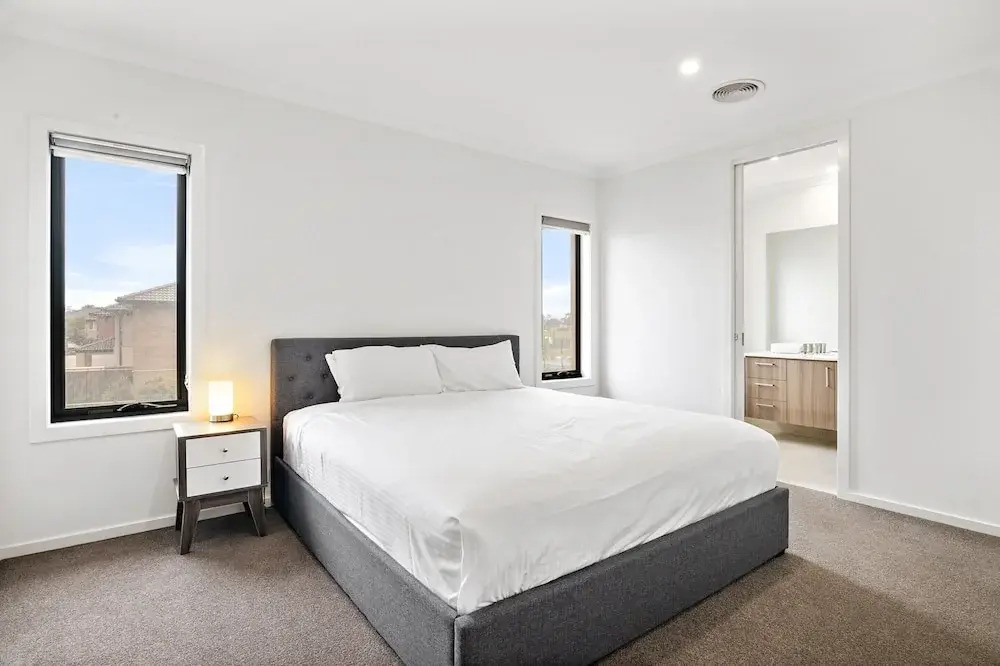 Spacious 5-bed Home in Peaceful Point Cook