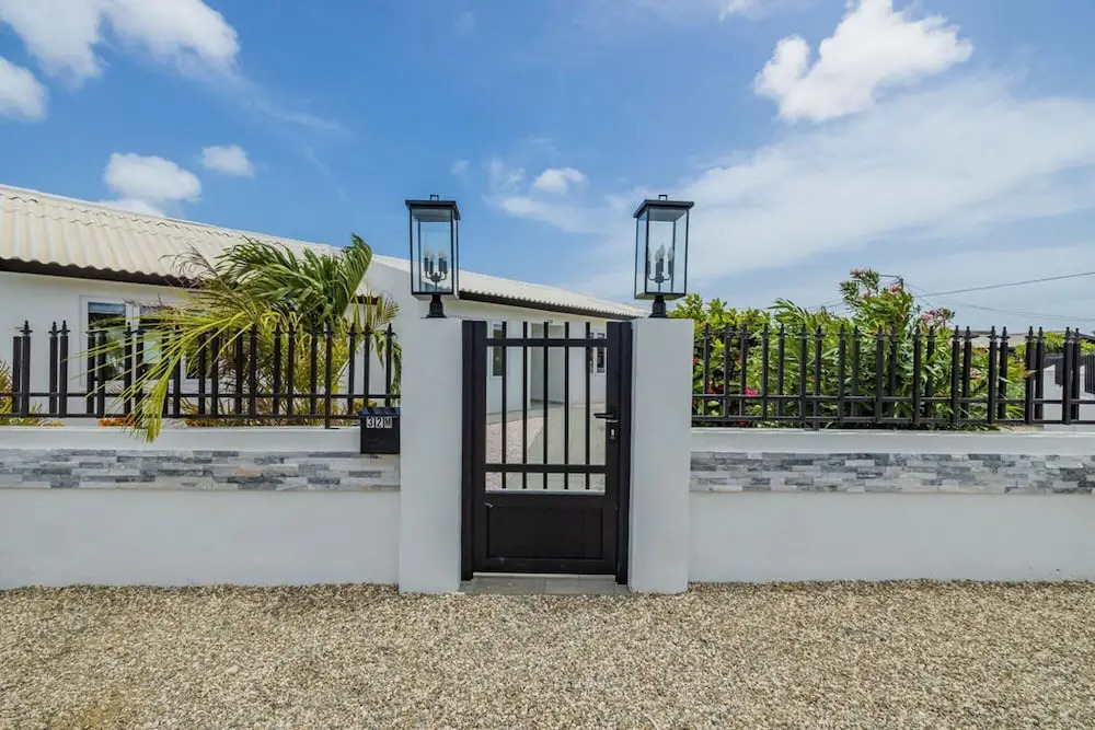 NEW Modern 3 Bedroom 10 Minute Walk to the Beach
