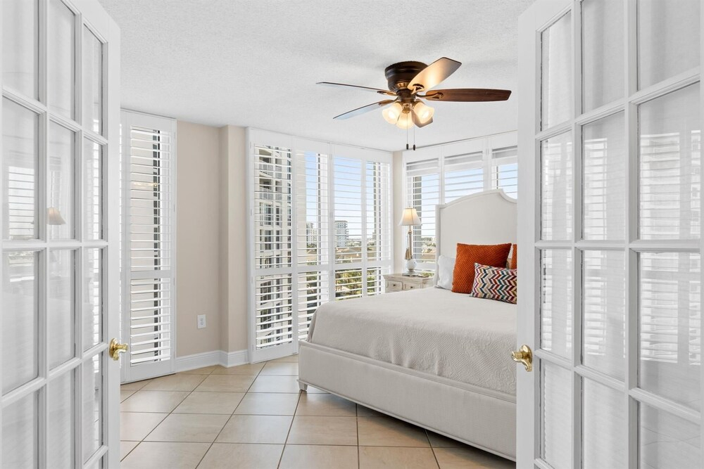 Shoreline Towers 1086 3 Bedroom Condo
