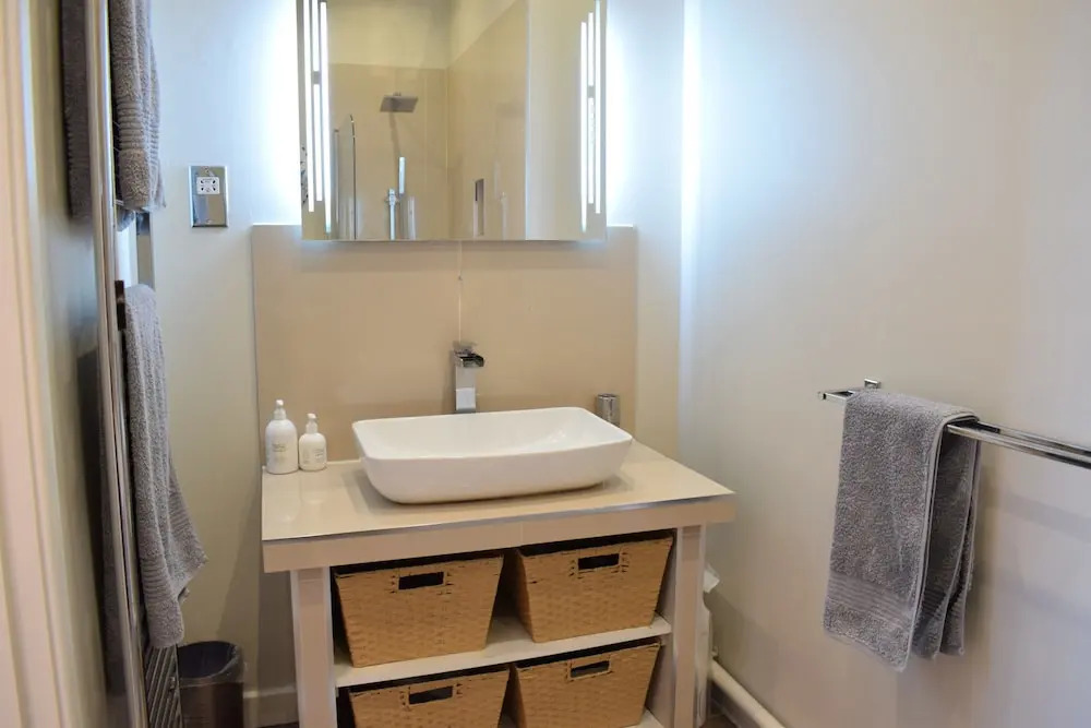 Modern 2 Bedroom Maisonette