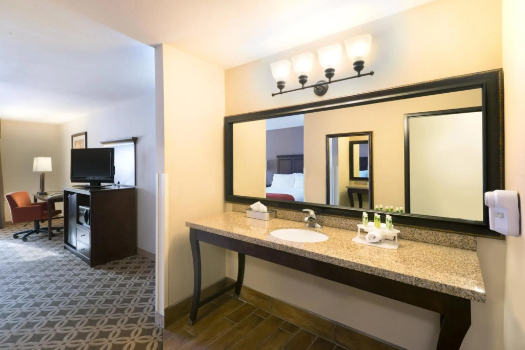 Holiday Inn Express Show Low by IHG