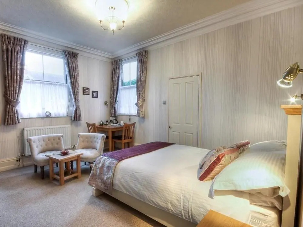 Brooklands Lodge - Bed & Breakfast
