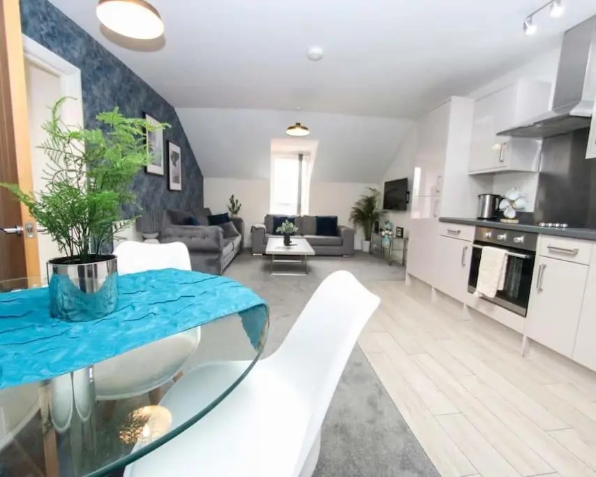 No11 Luxe Living Guest House-Sleeps 6-Family Friendly-Private Parking-Wifi-City-Beach