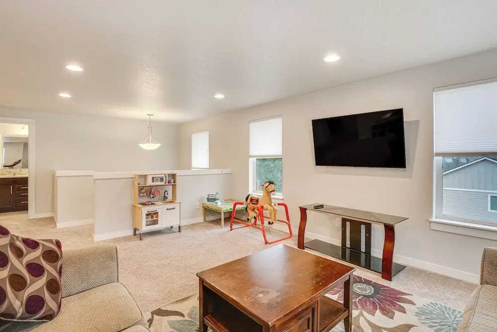 2 Mi to University of Oregon: Modern Eugene Home!