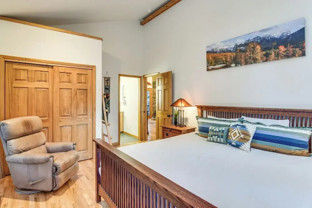 Scenic Creekside Retreat! Rocky Mountain Cabin