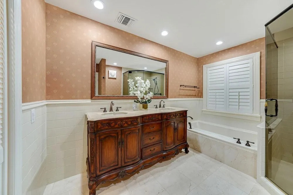 22 salt water pool home with king beds