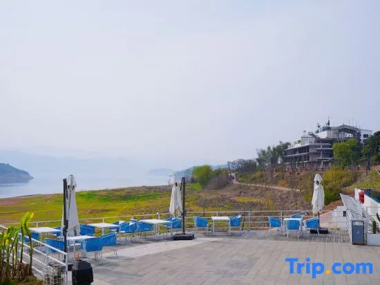 The mountain and the water embrace the Pleasant Bay Homestay