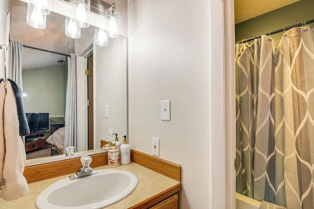 1/2 Mi to Brian Head Resort! Mtn-view Condo