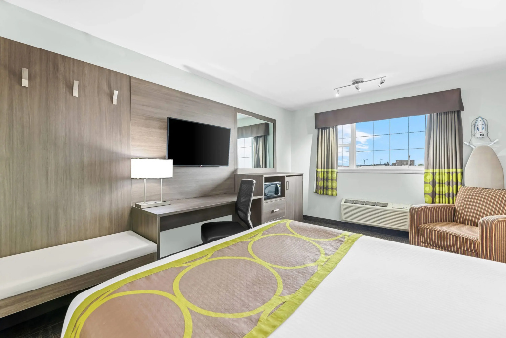 Super 8 by Wyndham Saskatoon Near Saskatoon Airport