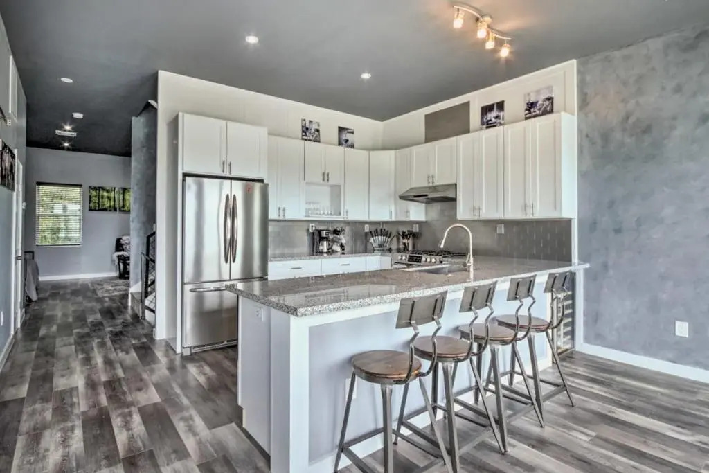 Rustic 4-Story Rooftop Spectacular Downtown View