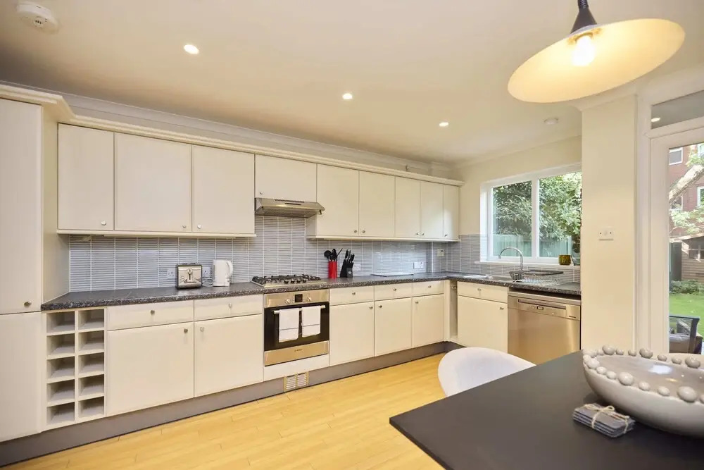 Chiswick Townhouse with Garden & Parking