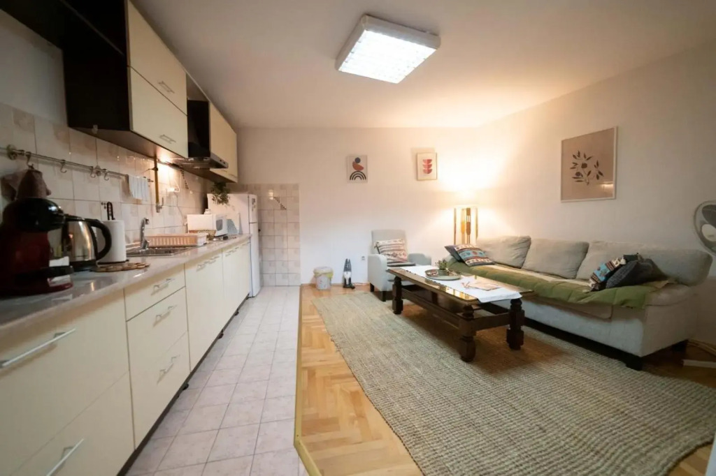 Apartman Yellow House